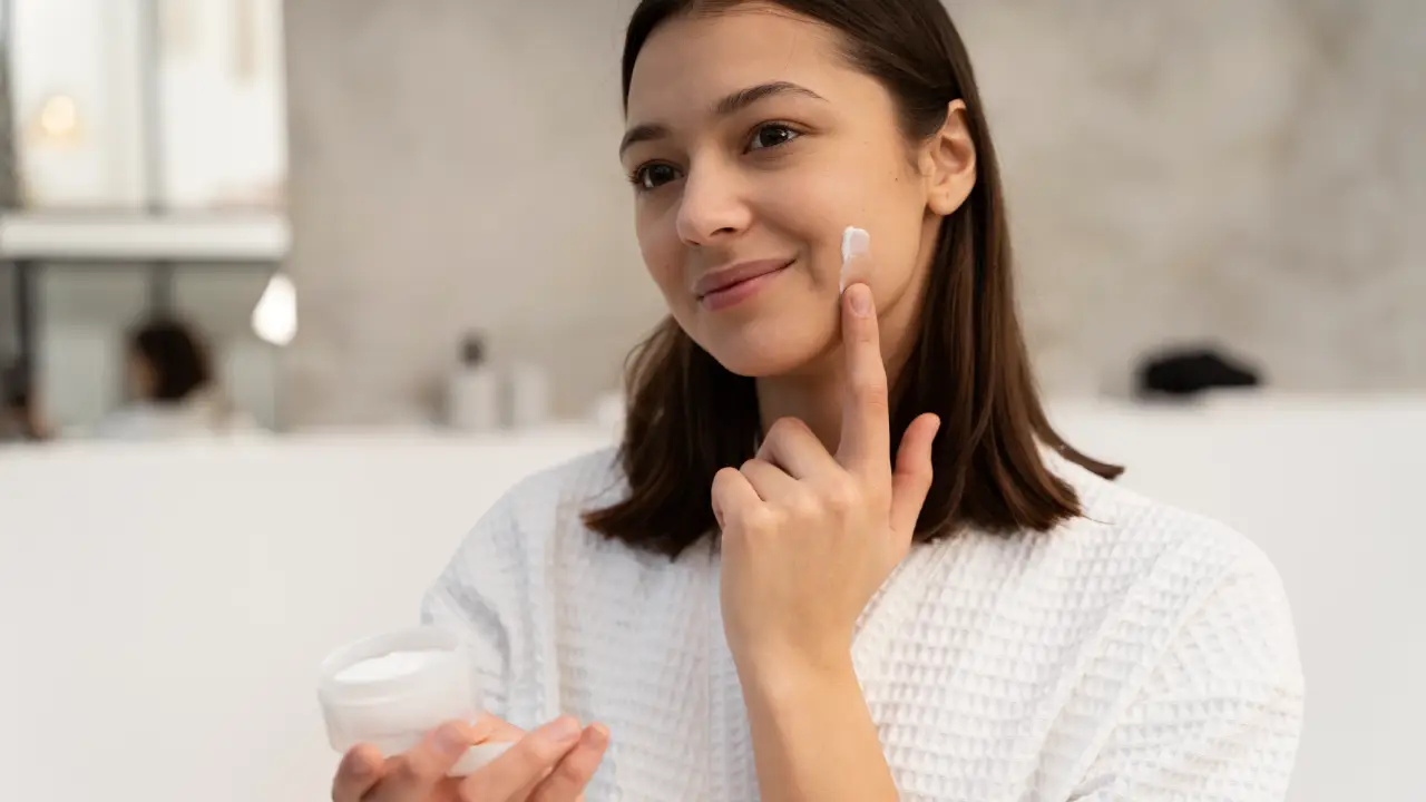 Best Winter Moisturizers for Extremely Dry Skin (Dermatologist-Recommended)